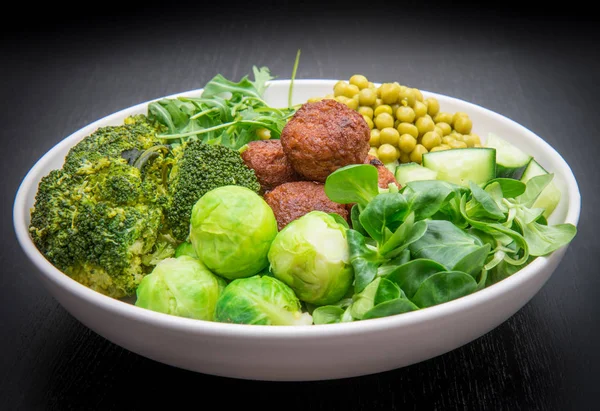 Prato vegan com almôndegas de soja e legumes verdes — Fotografia de Stock