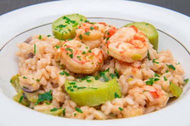 karides ve kabak risotto ile çanak
