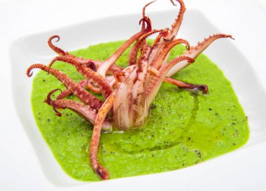 mürekkep balığı dokunaçları ile bezelye çorbası