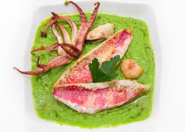 Balık fileto ve kalamar tentacles ile bezelye çorbası