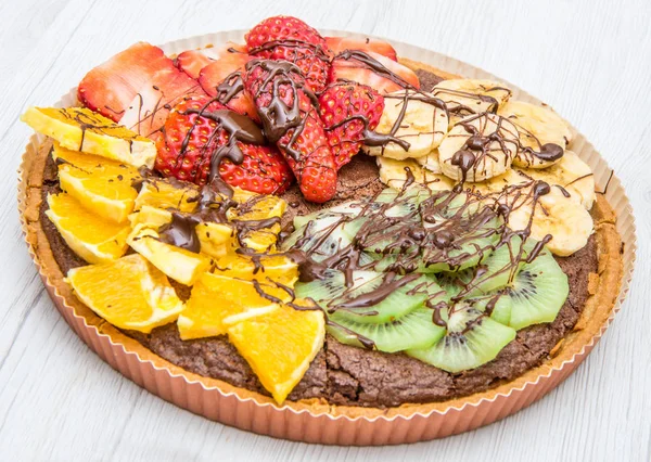 Tarte au chocolat aux fruits frais mélangés — Photo