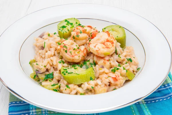 Schotel met risotto met garnalen en courgette — Stockfoto