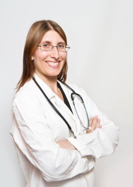 stetoskop ile gülümseyen bir hemşire