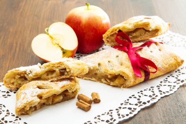 elma strudel taze elma ve tarçın ile