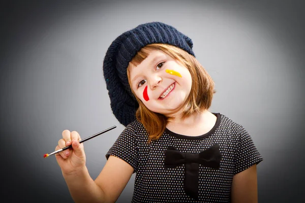 Kleines Malermädchen isoliert auf grau — Stockfoto