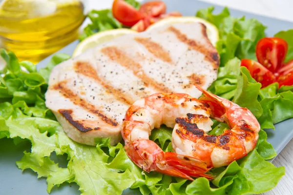 Piatto di pesce alla griglia con insalata e pomodorini — Foto Stock