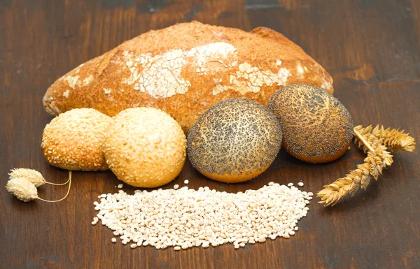 Pan sano multi grano en madera — Foto de Stock