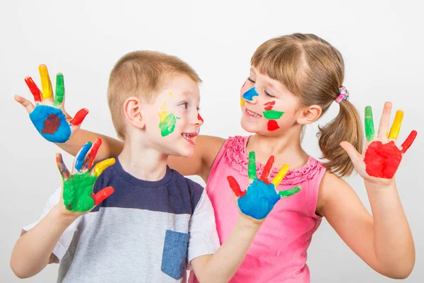 Маленькие улыбающиеся дети с ручной росписью в красочных красках — стоковое фото