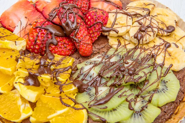 Choklad tarte med blandad färsk frukt — Stockfoto