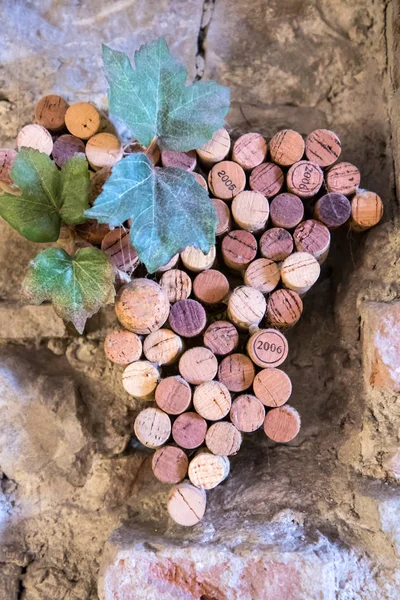 Bunch of grapes made from cork stoppers — Stock Photo, Image