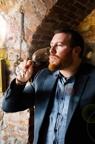 Schöner Mann, der ein Glas Wein trinkt — Stockfoto