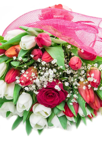ช่อดอกไม้ที่สวยงามของทิวลิปสีแดงและสีขาวและกุหลาบหนึ่ง — ภาพถ่ายสต็อก
