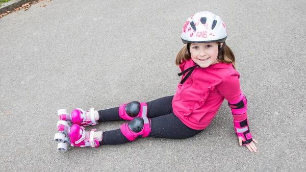 Jovem com patins no parque — Fotografia de Stock