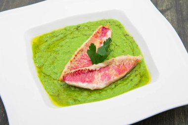 Bezelye çorbası ile kefal fileto