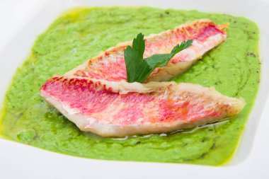 Bezelye çorbası ile kefal fileto