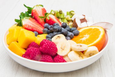 Bir kase meyve salatası. 
