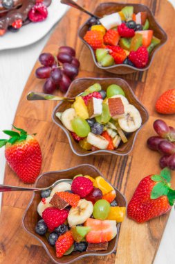 Bir kase meyve salatası. 