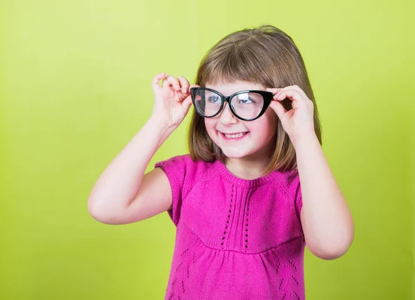 Petite Fille Souriante Avec Des Lunettes — Photo