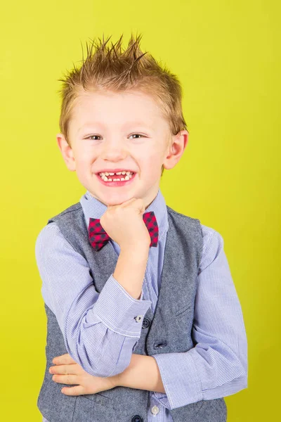 Niño Sonriente Con Camisa Pajarita —  Fotos de Stock