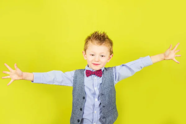 Bambino Sorridente Con Camicia Papillon — Foto Stock