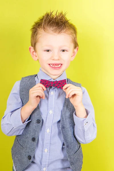 Niño Sonriente Con Camisa Pajarita —  Fotos de Stock