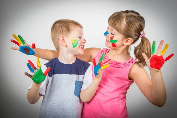 Lieve lachende kinderen met de hand geschilderd in kleurrijke verf — Stockfoto