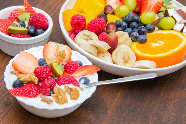 Frukost Med Yoghurt Jordgubb Rasperry Och Spannmål — Stockfoto