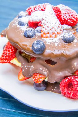 krep ve çilek, ahududu ve yaban mersini ve çikolata ile çanak 