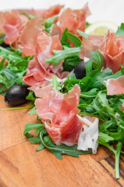 aragula ve çiğ jambon ile doğrama tahtası
