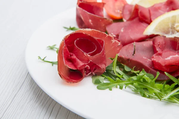 Prato de bresaola e aragula — Fotografia de Stock