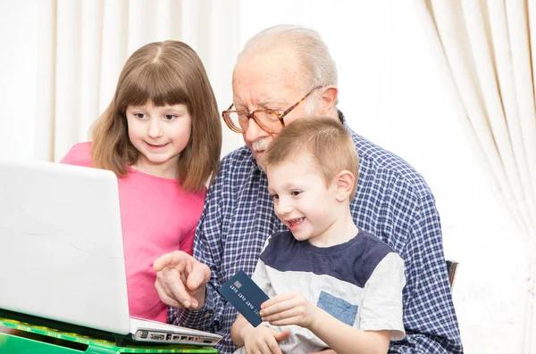 Opa Und Enkel Schauen Auf Den — Stockfoto