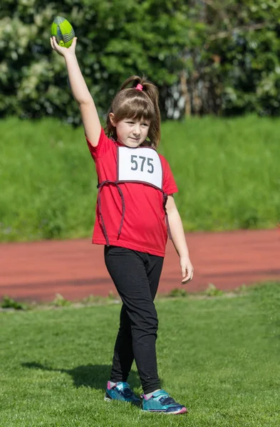Chica Joven Está Haciendo Lanzamiento Vórtice Atletismo —  Fotos de Stock