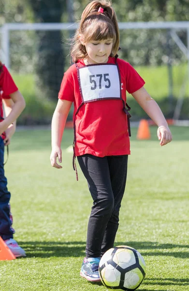 Junges Mädchen Macht Fußballübungen Mit Dem Ball — Stockfoto