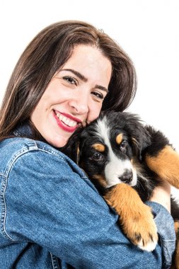mutlu kadın büyük bir köpek yavrusu bernese dağ köpeği