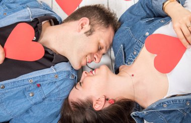 Ahşap zemin üzerinde mavi kalpler olan yalan Çift