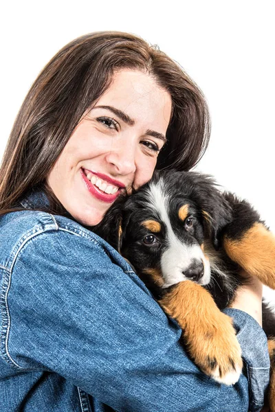 Счастливая женщина огромного щенка бернской горной собаки — стоковое фото