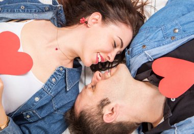 Ahşap zemin üzerinde mavi kalpler olan yalan Çift