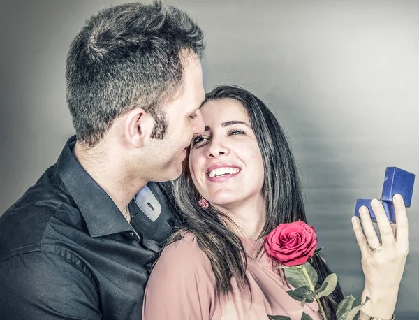 Um casal sorridente apaixonado — Fotografia de Stock