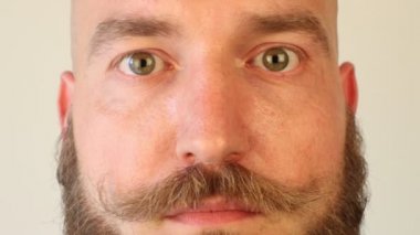 çok etkileyici adam kaşları ve kulakları taşır 