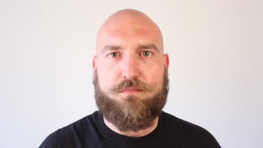 Kızgın adam kimse ile konuşma 