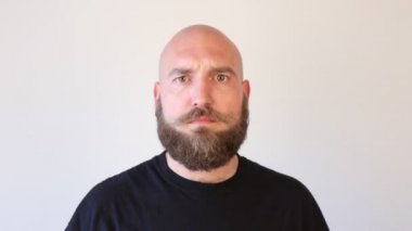 Kızgın adam kimse ile konuşma 