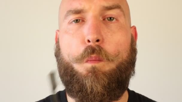 Homem Penteando Sua Barba — Vídeo de Stock