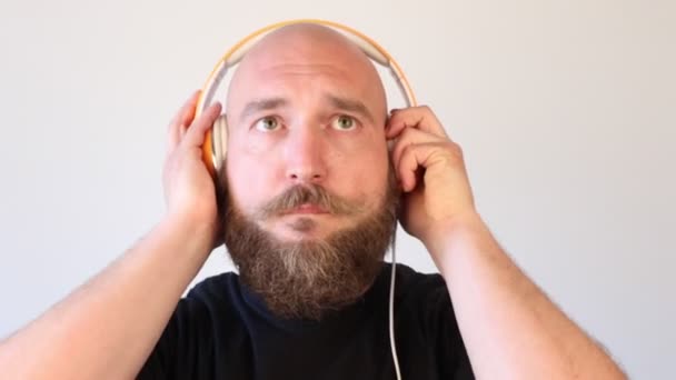 Beared Homem Ouvindo Música Dança — Vídeo de Stock