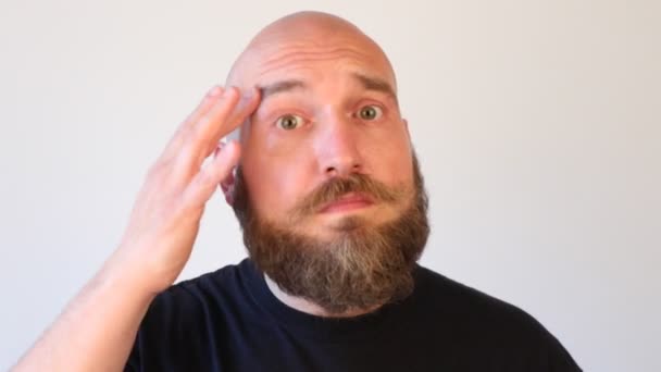 Людина Розчісує Свою Бороду — стокове відео