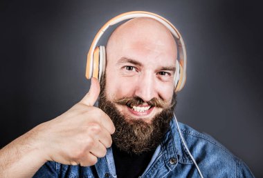 etkileyici adam kulaklık ile müzik dinlemek