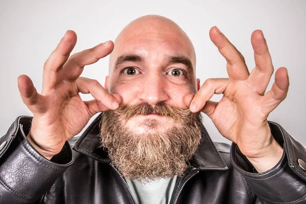 Homem Barbudo Que Arranja Seu Bigode — Fotografia de Stock