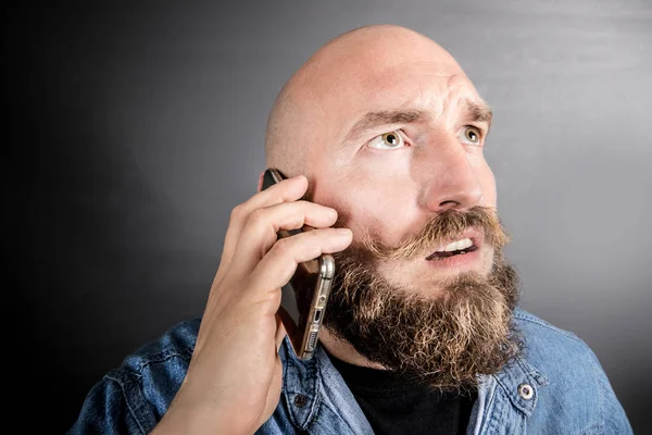 Недоумевающий Мужчина Разговаривает Телефону — стоковое фото