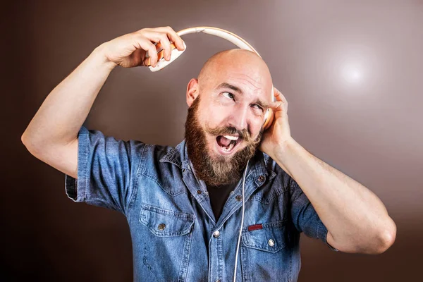 Expressieve Man Luisteren Muziek Met Hoofdtelefoon — Stockfoto