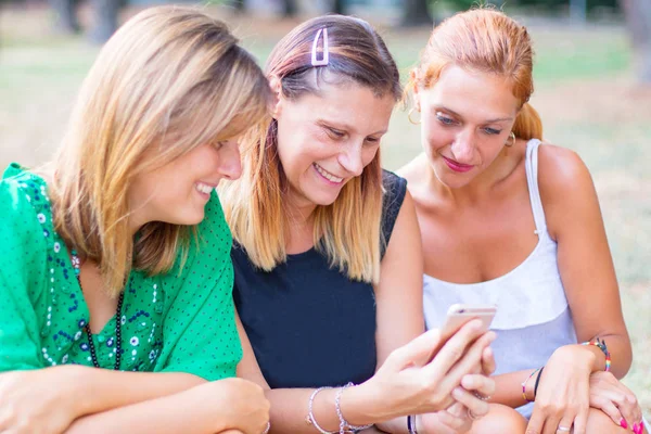 Picture Group Friends Using Smartphones City — Stock Photo, Image