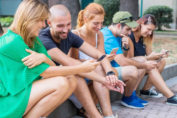 Grupo Amigos Están Viendo Teléfono Móvil Inteligente — Foto de Stock
